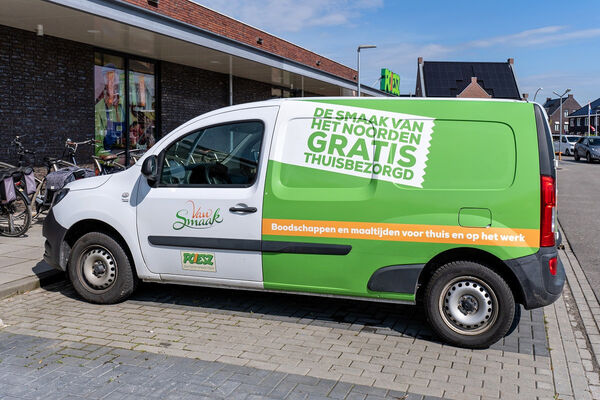 Bestelauto_met_opgeplakte_zijr